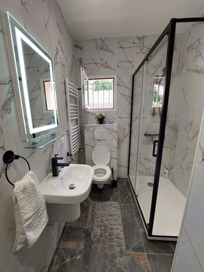 Hair dryer, towels, soap, toilet paper - Villa Napoleon - Paris (Les Lilas)