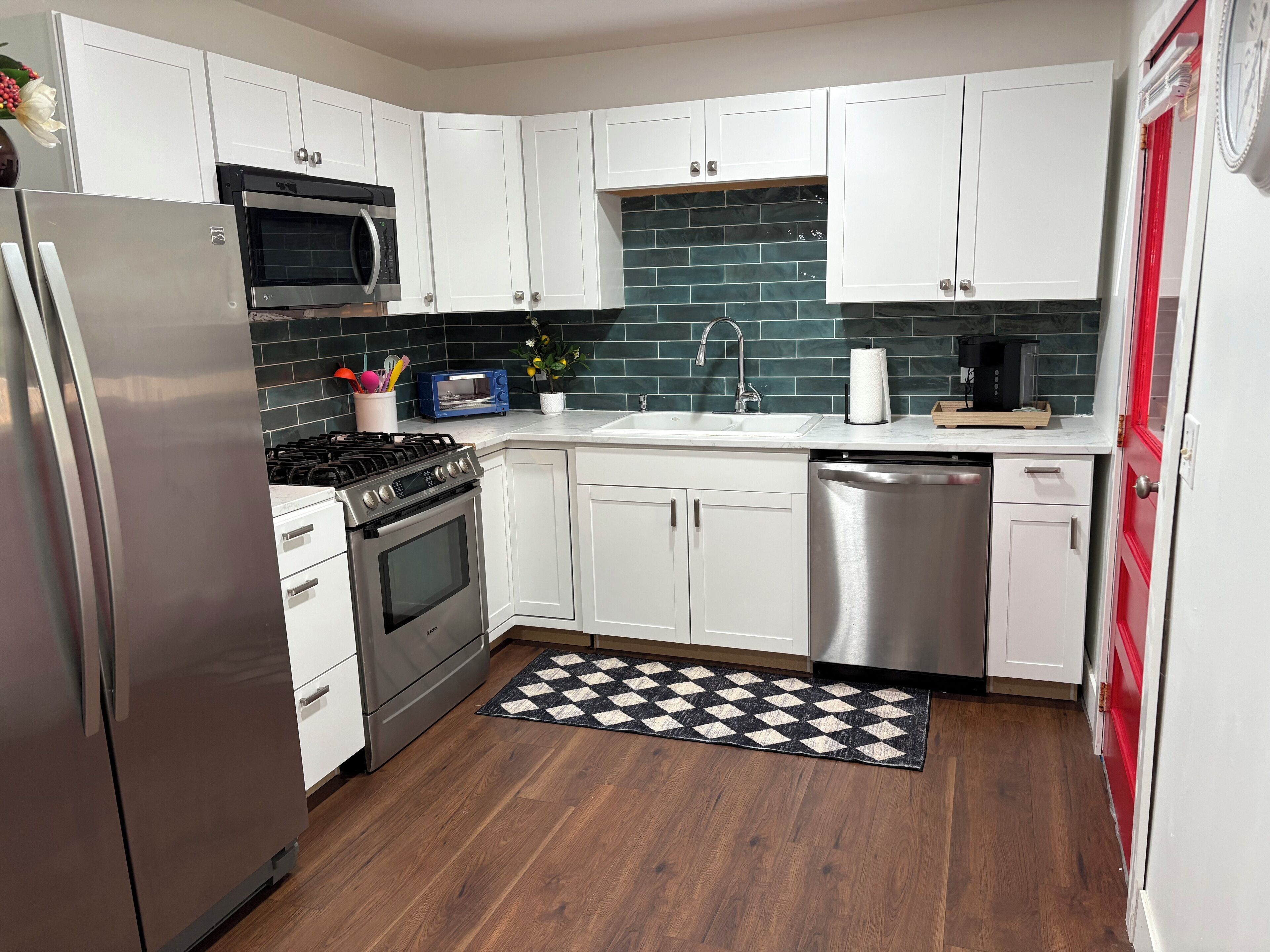 Mikrovågsugn, ugn, spishäll och diskmaskin