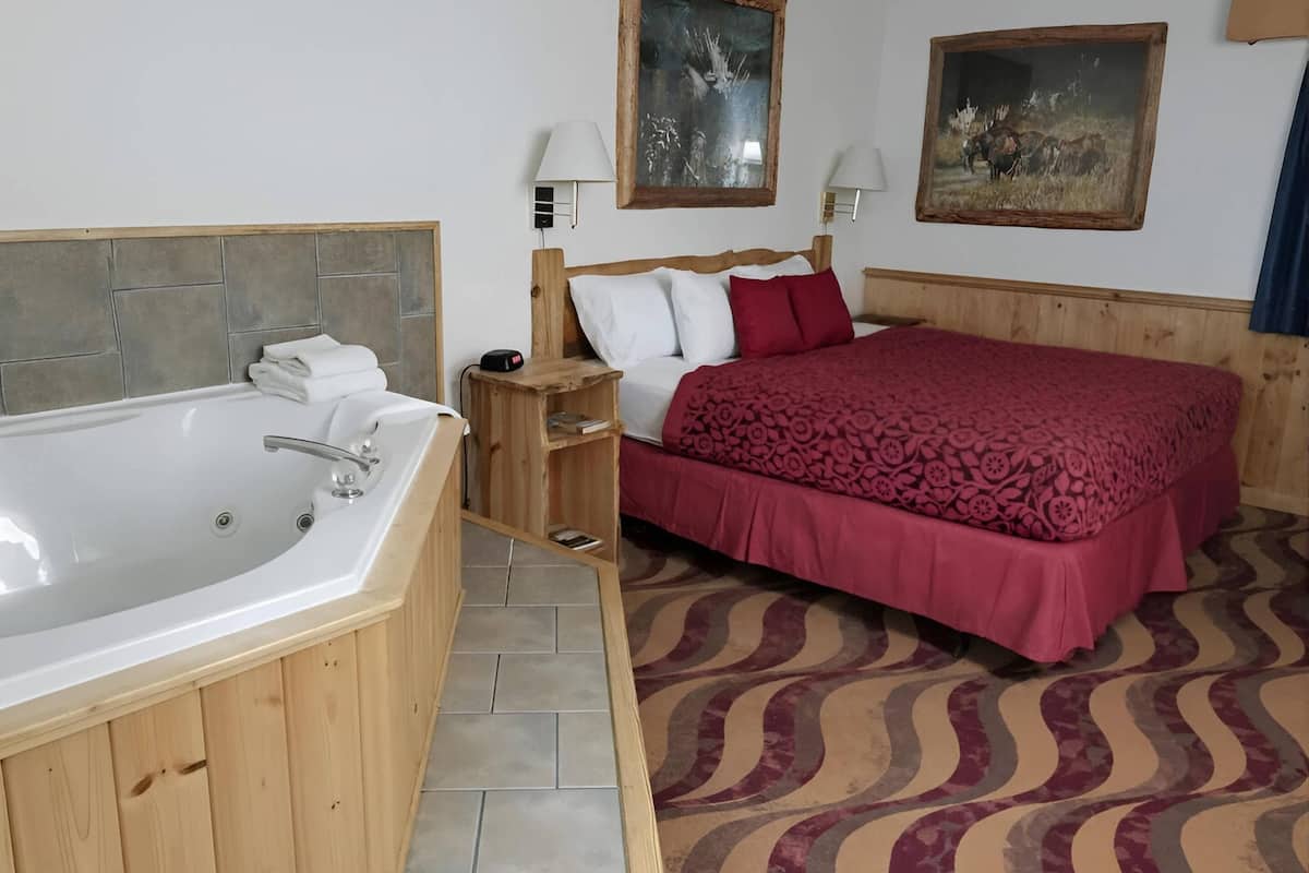 Standard Room, 1 Queen Bed, Non Smoking (Pet Friendly) | Desk, free WiFi