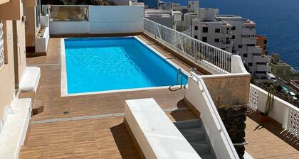 Fantastic apartment with lake view and two pools. 5 min walk to the sea.