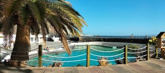 Fantastic apartment with lake view and two pools. 5 min walk to the sea.