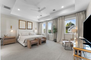 4 habitaciones, escritorio y tabla de planchar con plancha 