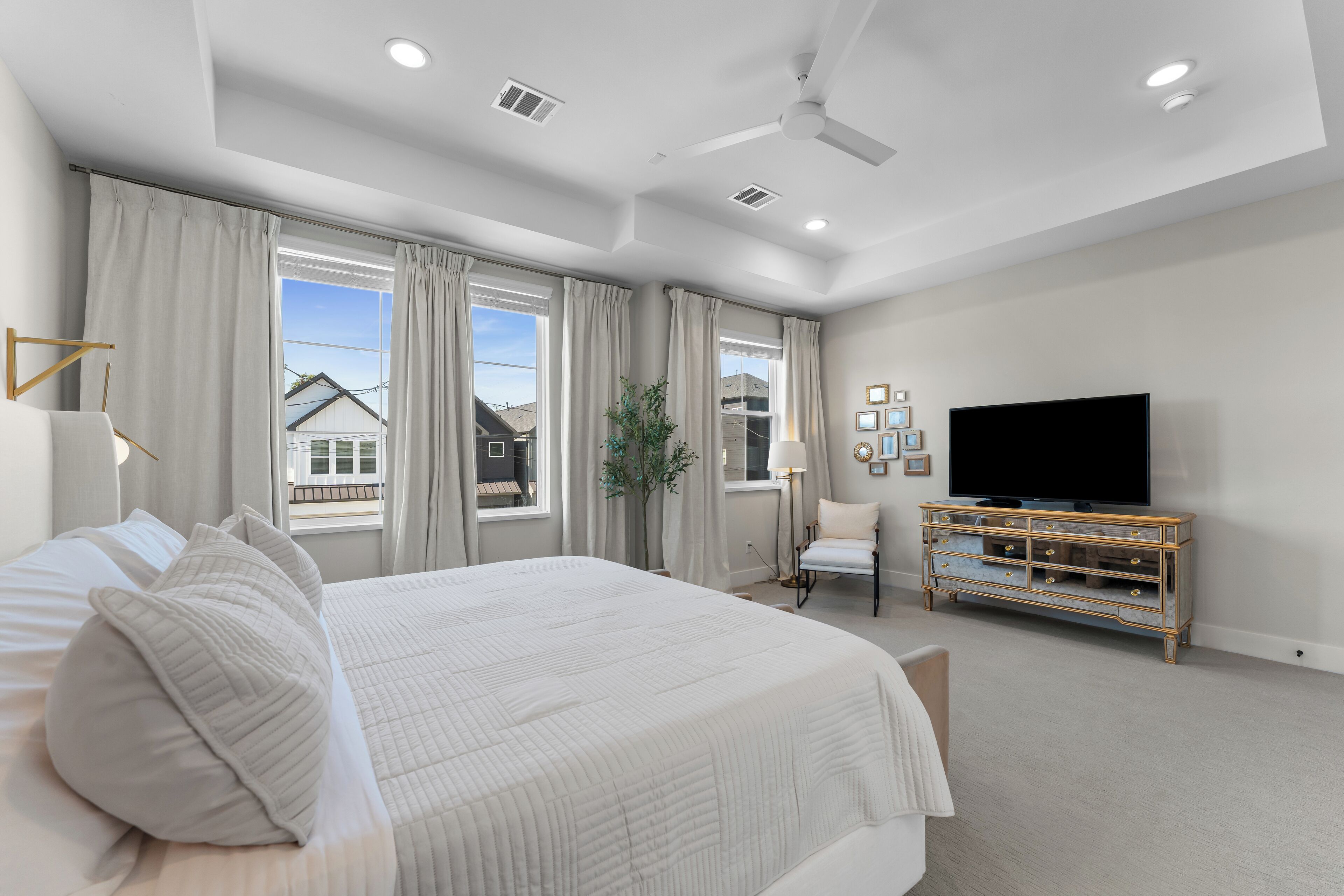 4 bedrooms, desk, iron/ironing board, travel crib