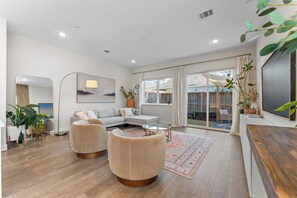 Smart TV, chimenea, libros y monitor de computadora 