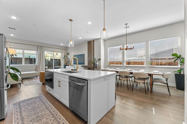 Refrigerador, microondas, horno y parrilla de estufa 