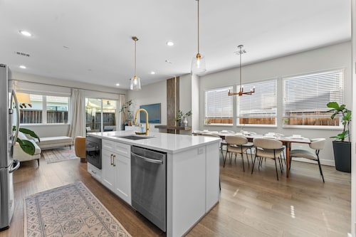 Modern Houston Retreat - Spacious Living and Dining Area - Family & Pet Friendly