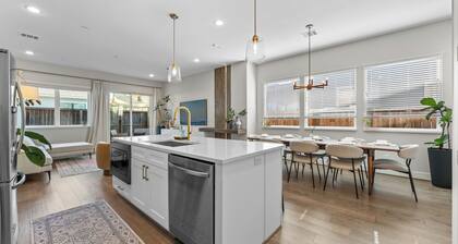 Modern Houston Retreat - Spacious Living and Dining Area - Family & Pet Friendly