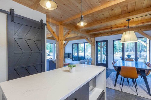 Bend Modern Pine Chalet - A Contemporary Family Getaway Outside of Sunriver