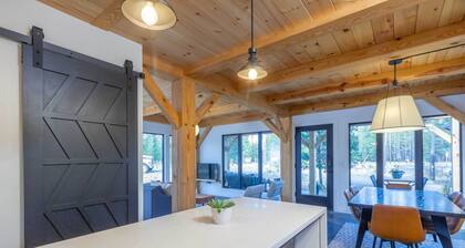 Bend Modern Pine Chalet - A Contemporary Family Getaway Outside of Sunriver