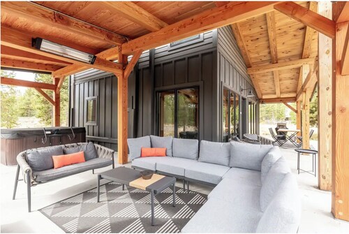 Bend Modern Pine Chalet - A Contemporary Family Getaway Outside of Sunriver