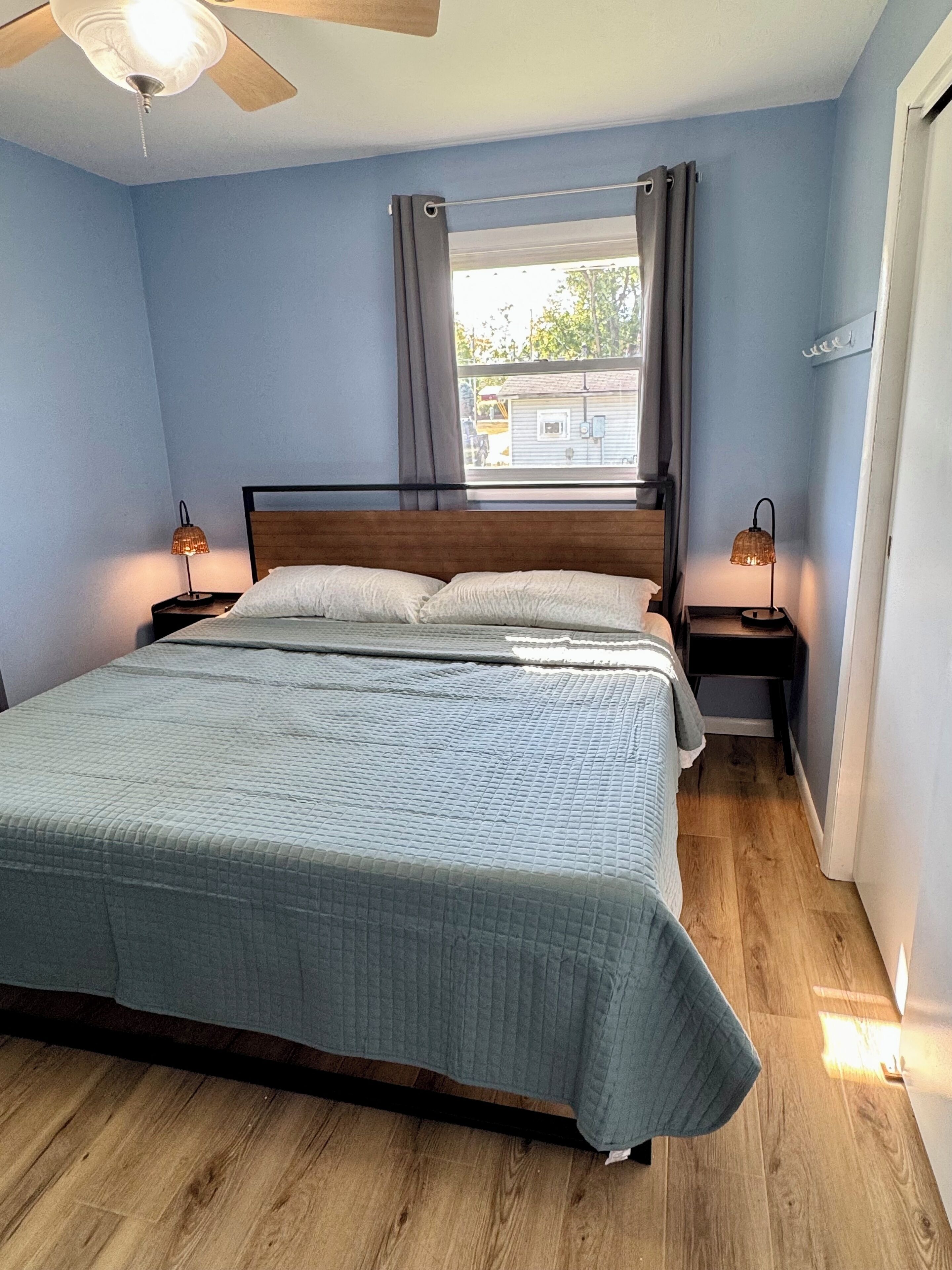 2 عدّة غرف نوم وواي فاي مجانًا وملاءات أسرّة