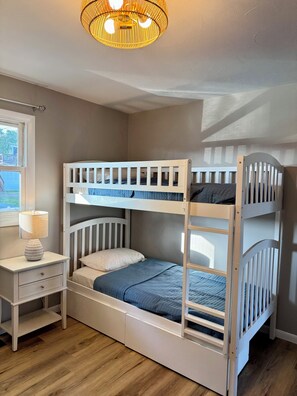 2 bedrooms, free WiFi, bed sheets - Big Chapman Lake Escape (Warsaw)