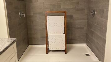 Dusche, Handtücher, Seife, Toilettenpapier