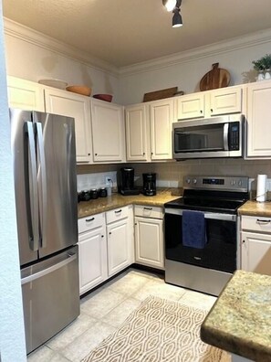 Kjøleskap, mikrobølgeovn, ovn og kokeplater