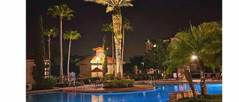 Een buitenzwembad en een verwarmd zwembad