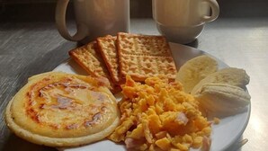 Café da manhã com pratos da culinária local grátis todos os dias