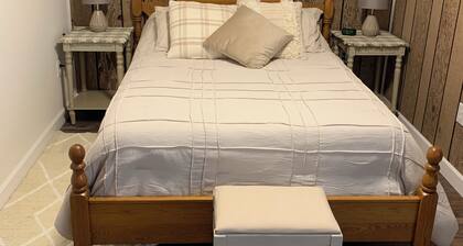 Honeysuckle Haven, charming 3 bedroom/2 bath farmhouse, quiet, country setting.