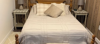 Honeysuckle Haven, charming 3 bedroom/2 bath farmhouse, quiet, country setting.