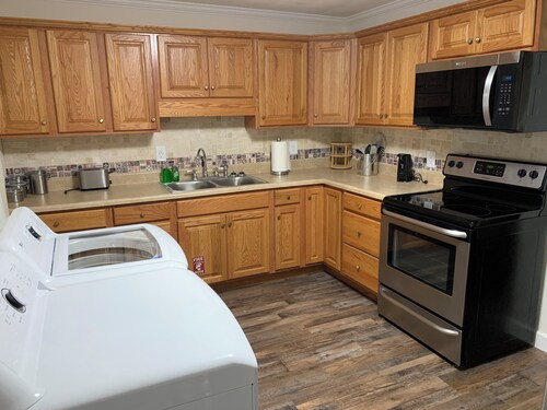 Honeysuckle Haven, newly remodeled 3 bedroom/2 bath farmhouse, Quiet / Relaxing.