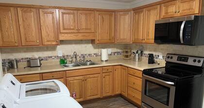 Honeysuckle Haven, newly remodeled 3 bedroom/2 bath farmhouse, Quiet / Relaxing.