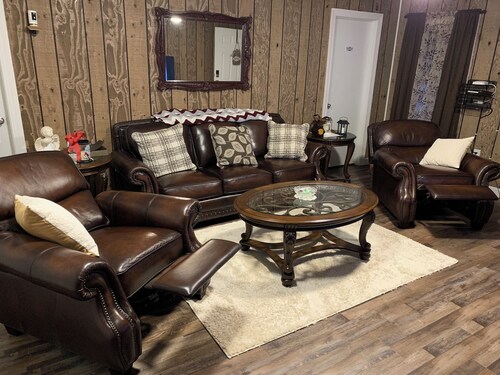 Honeysuckle Haven, newly remodeled 3 bedroom/2 bath farmhouse, Quiet / Relaxing.