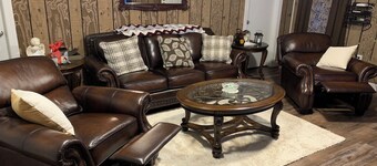 Honeysuckle Haven, newly remodeled 3 bedroom/2 bath farmhouse, Quiet / Relaxing.