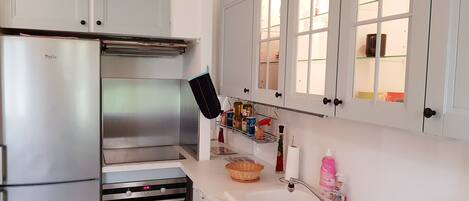 Four Ă  micro-ondes, un four, surface de cuisson, lave-vaisselle