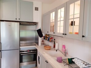 Een microgolfoven, een oven, een kookplaat, een vaatwasser