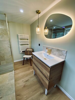 Hiustenkuivaaja, pyyhkeet, saippua, vessapaperi