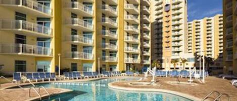 Una piscina cubierta, una piscina al aire libre