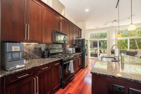 Een magnetron, een oven, een kookplaat, een vaatwasser