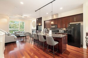 Mikrobølgeovn, ovn, kokeplater og oppvaskmaskin