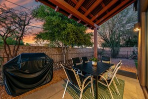 Outdoor dining - Stylish / Fenced Backyard / 4 BR 3 BA / Garage (Tucson)