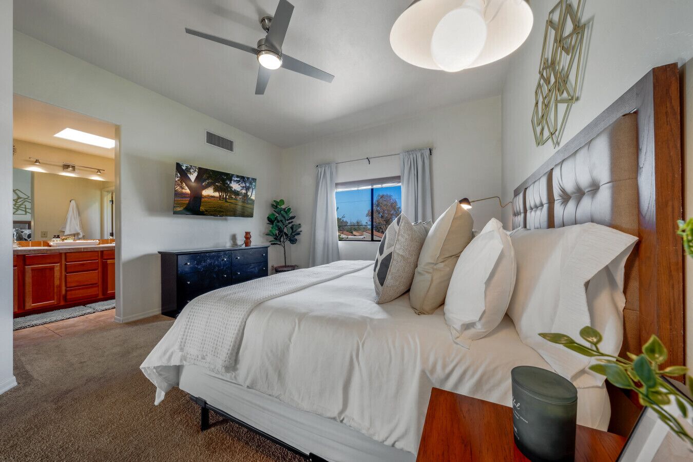 4 habitaciones, escritorio y tabla de planchar con plancha 