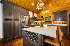 Fridge, microwave, oven, stovetop - 4BR, 4.5BA  Newer Upscale Log Cabin (Nashville)