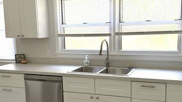 Mikrobølgeovn, ovn, kokeplater og oppvaskmaskin