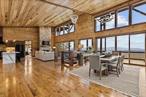 Smart TV, chimenea, futbolito y monitor de computadora 