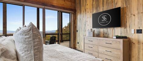 4 habitaciones, escritorio y tabla de planchar con plancha