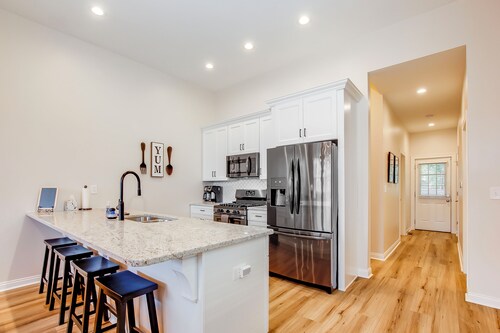 Near Expo & Derby • Sleeps 9 • Hot Tub • Hidden Gem!