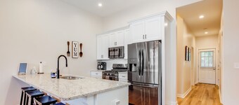 Spacious Retreat w/Hot Tub - Near Expo & Downtown
