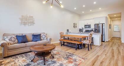 Near Expo & Derby • Sleeps 9 • Hot Tub • Hidden Gem!