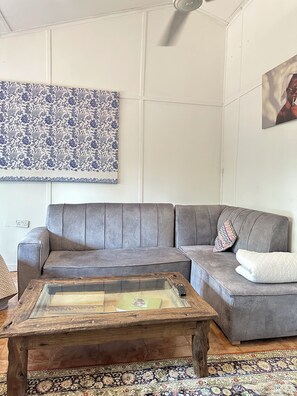 Smart-TV, peis og bøker