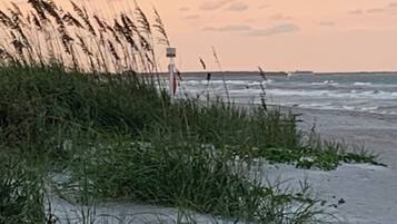 Beach nearby, sun loungers, beach towels