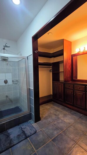 Suihku, hiustenkuivaaja, pyyhkeet, saippua