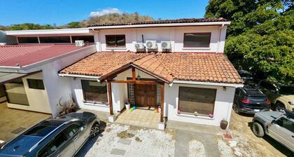 Villa Jardin de Luna - Charming 3-bedroom house with AC near Playas del Coco