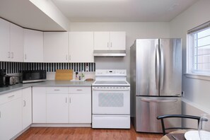 ثلاجة، ميكروويف، فرن، موقد طهي مسطح