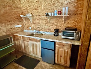 Kühlschrank, Mikrowelle, Ofen, Wasserkocher mit Kaffee-/Teezubehör