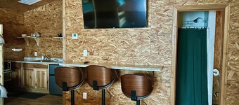 NEAR Lake Sam Rayburn - Barndominium on Angelina River with ample boat parking