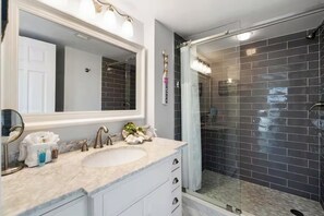 Douche, sèche-cheveux, serviettes fournies, savon