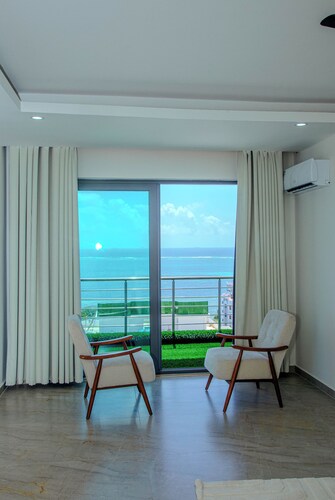 Beautiful 6 bedroom penthouse with 360 oceanview, 5 minutes walk to the beach
